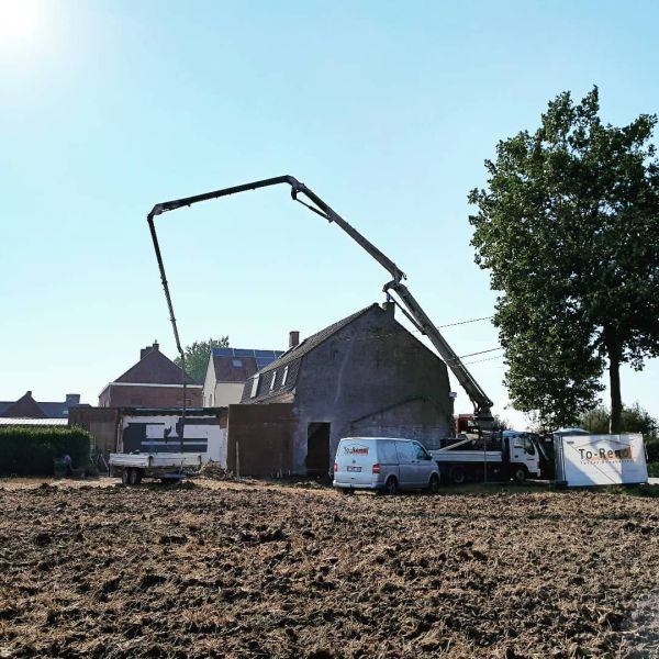 Renovatie met betonpomp in Voormezele