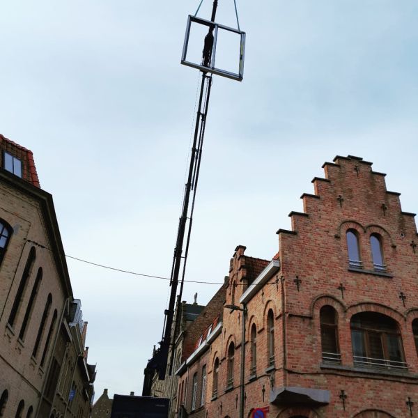 Raam over huis plaatsen in Ieper