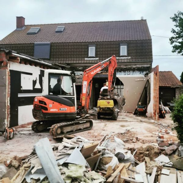 Renovatie met kraan in Ieper