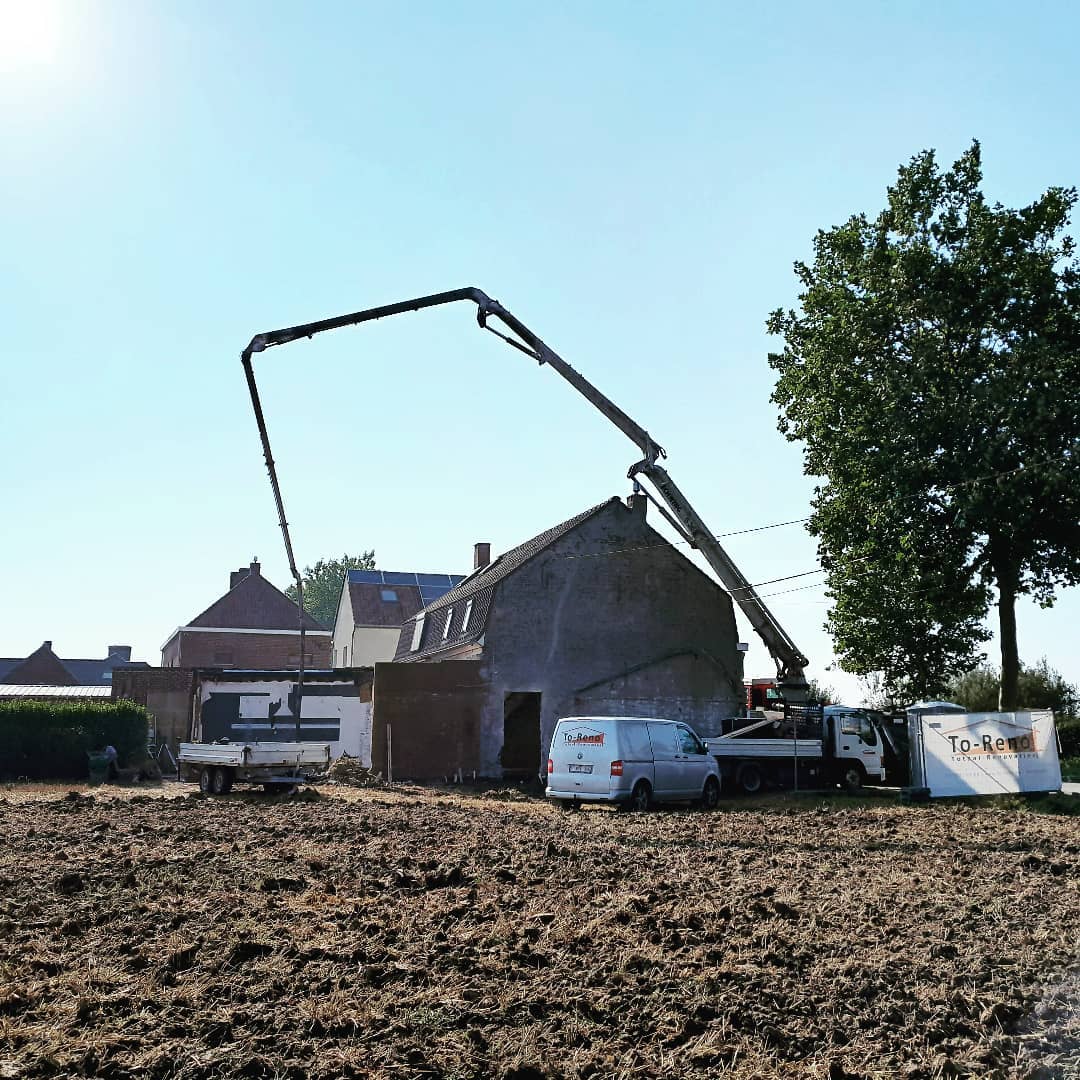 Renovatie met betonpomp in Voormezele
