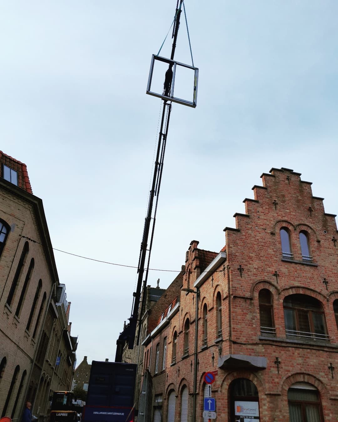 Raam over huis plaatsen in Ieper